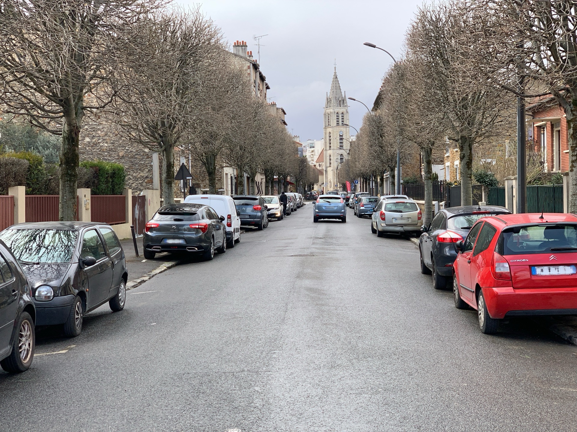 Perspective de l avenue Danielle Casanova à Vitry-sur-Seine, avec ses façades de quartier et son clocher en fond.