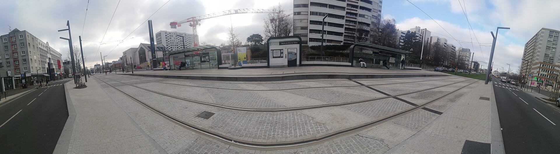 Panorama de la station Mairie de Vitry-sur-Seine et du tramway.