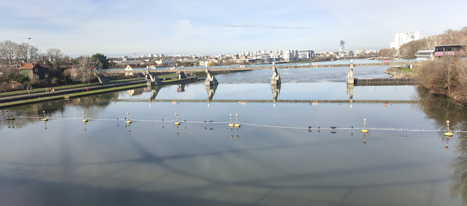 Vue dégagée du Pont de Vitry et de la Seine, entre horizon urbain et lumière claire.